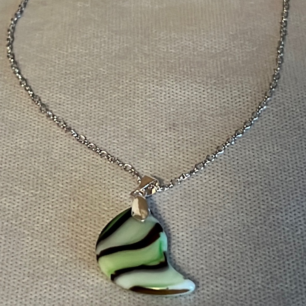 22205 Green/black acrylic necklace